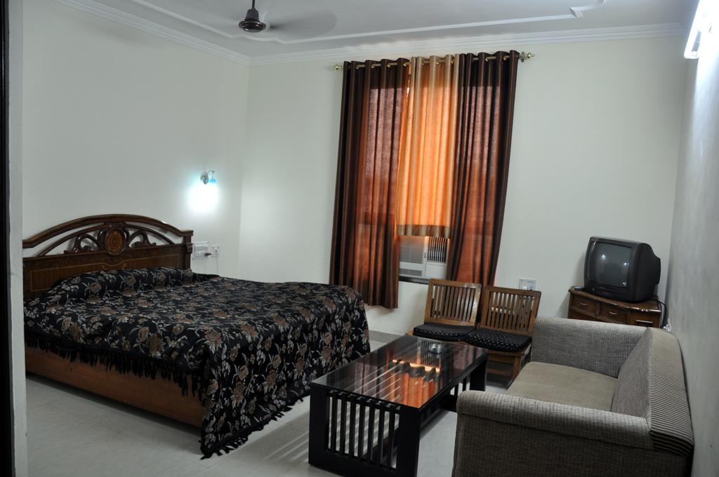 Goverdhan Palace Mathura Room photo