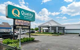 Quality Inn & Suites Banquet Center Livonia Exterior photo