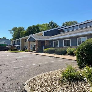 Nichols Inn & Suites Hastings Exterior photo