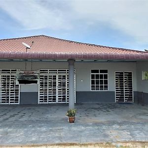 Homestay Keluarga Haji Karim Rumah A Kuala Kurau Exterior photo