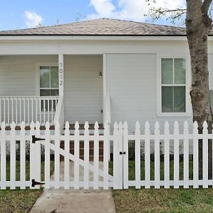 The White House On Burnett - Close To Everything Waco Exterior photo