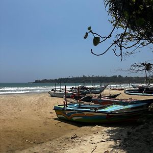 Varan Mawella Beach Guest House Tangalle Exterior photo