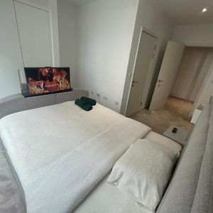 2 Bed 4 Adults In Royal Wharf Apartment London Exterior photo