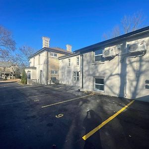 Charming Century Apartments, Steps To Downtown London Exterior photo