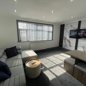 Modern One Bedroom Flat And Sofa Bed On High Street Slough Exterior photo