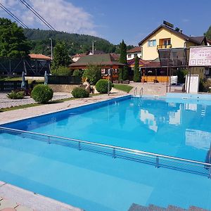 Pansion Basa Hotel Ustikolina Exterior photo