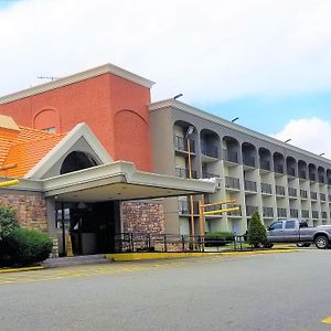 Howard Johnson By Wyndham Clifton Nj Exterior photo